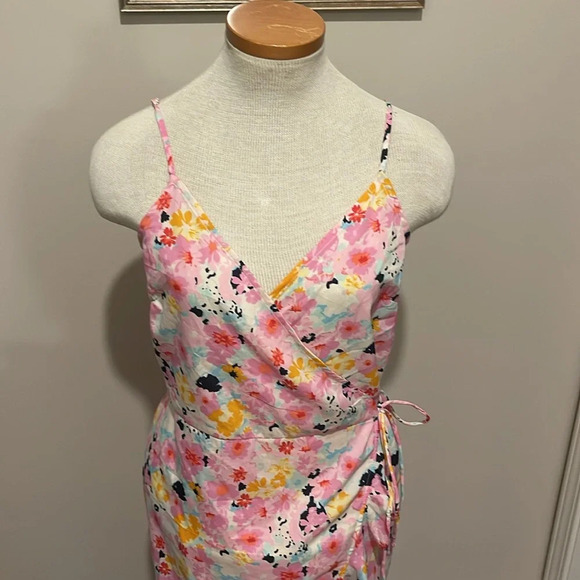 NWT!! Vero Moda - Emma Floral Wrap Dress - Size Medium - Picture 3 of 9